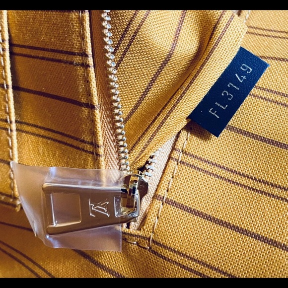 LOUIS VUITTON Jungle OnTheGo GM NWT Monogram Tote - LIMITED EDITION 2019 - Picture 7 of 14